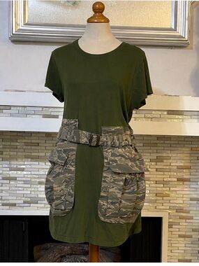 T-shirt mini dress features military camouflage cargo pockets and belt 8/10 (M)